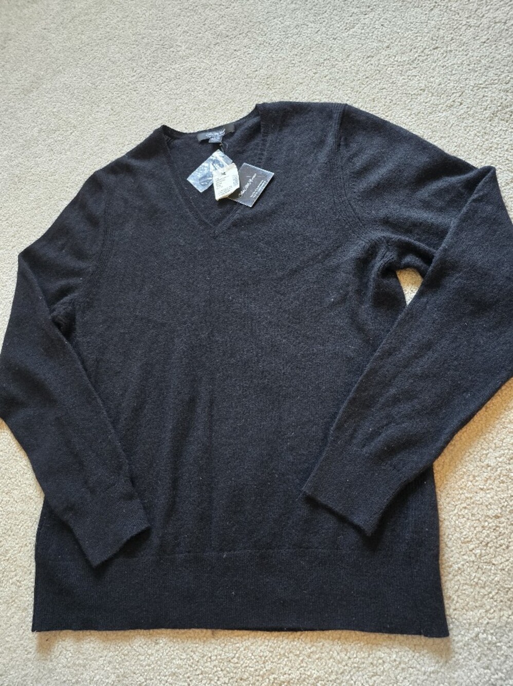 Saks Fifth Avenue Luxury Cashmere Sweater✨ New with tags — original retail $158